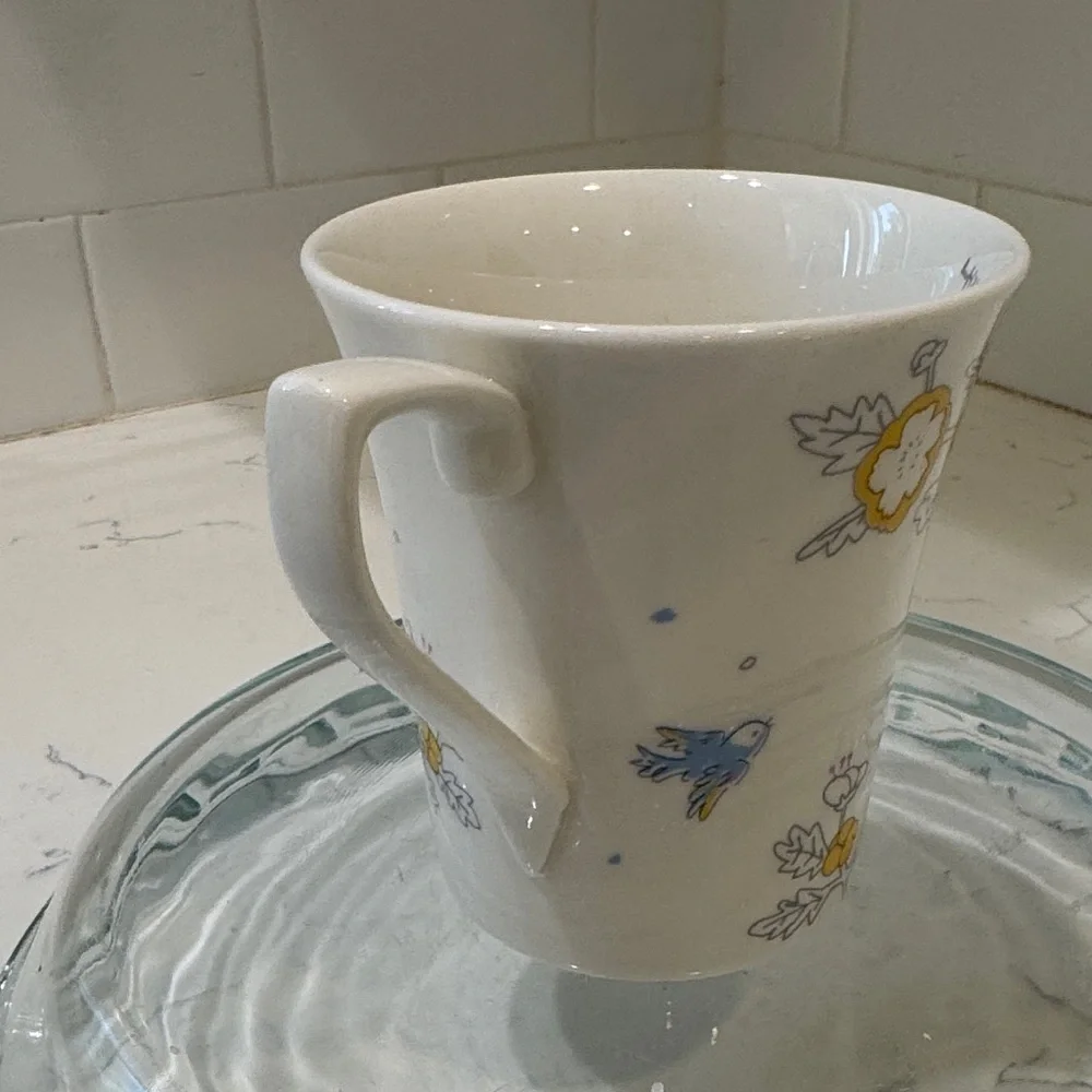Floral Ceramic Mug with Korean Script - Picture 4 of 11